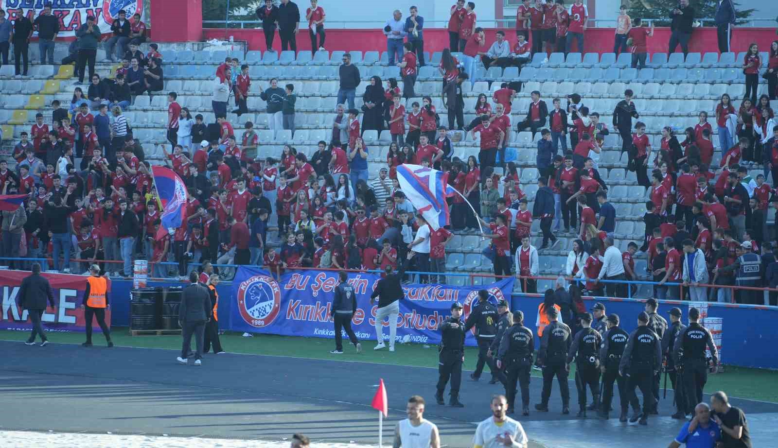 Son dakika golünde saha karıştı: Çocuk taraftarlar maç devam ederken futbolculara koştu