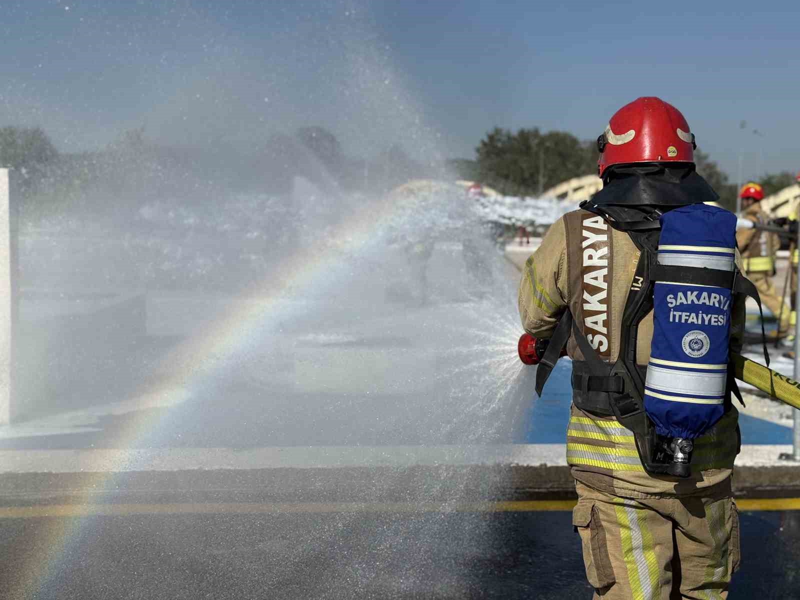 İtfaiye ekipleri fabrika personeline yangın söndürme eğitimi veriyor