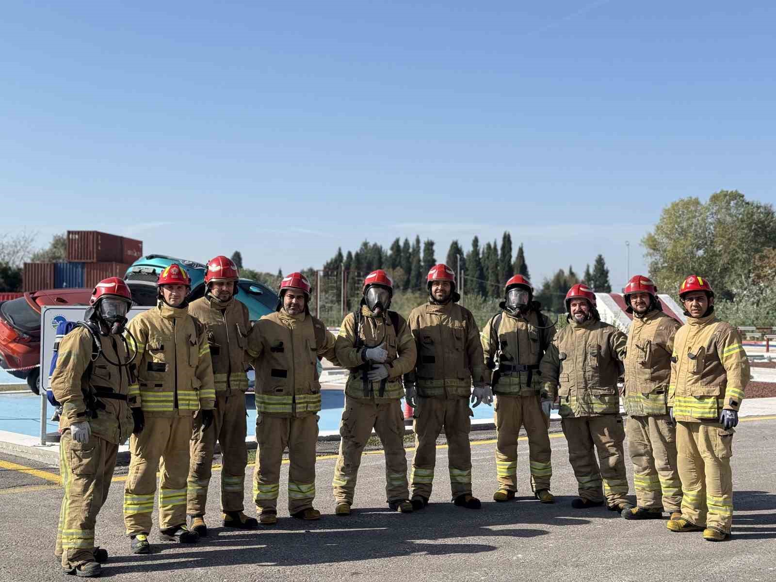 İtfaiye ekipleri fabrika personeline yangın söndürme eğitimi veriyor