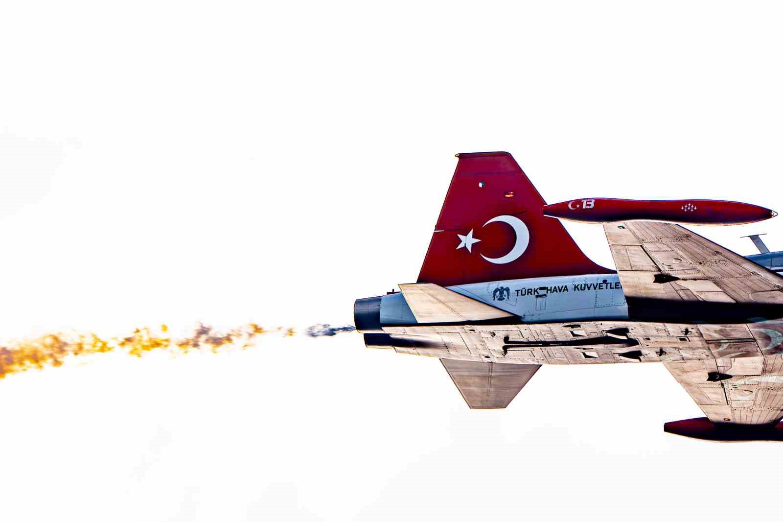 Türk Yıldızları gökyüzüne imzasını attı, izleyenler mest oldu