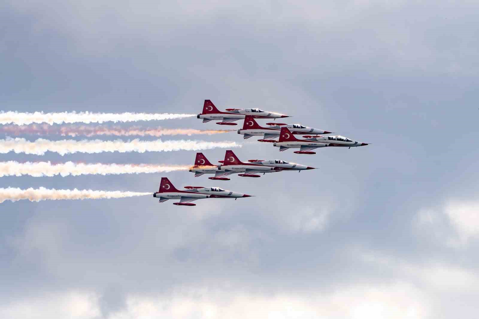 Türk Yıldızları gökyüzüne imzasını attı, izleyenler mest oldu