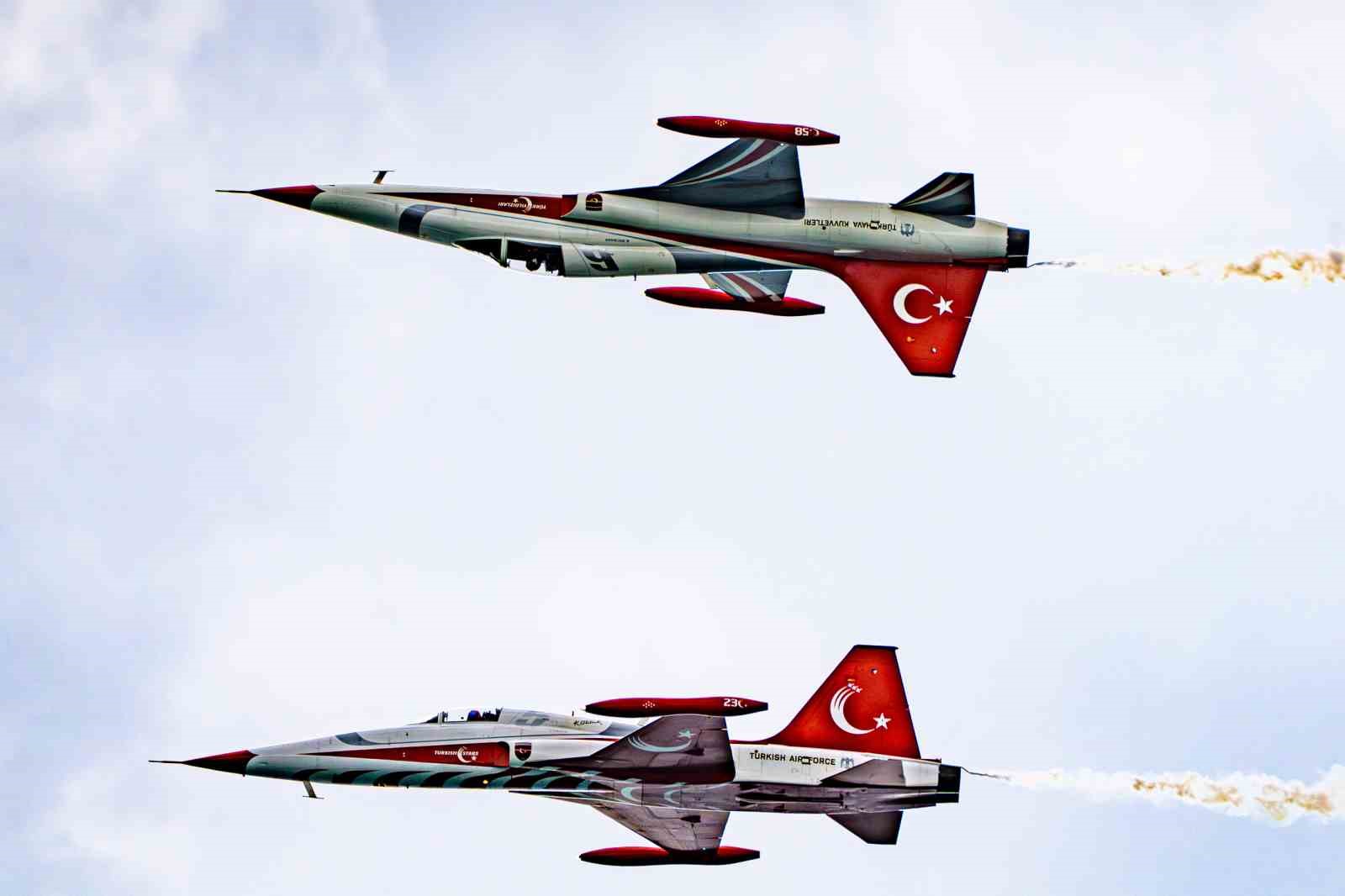 Türk Yıldızları gökyüzüne imzasını attı, izleyenler mest oldu