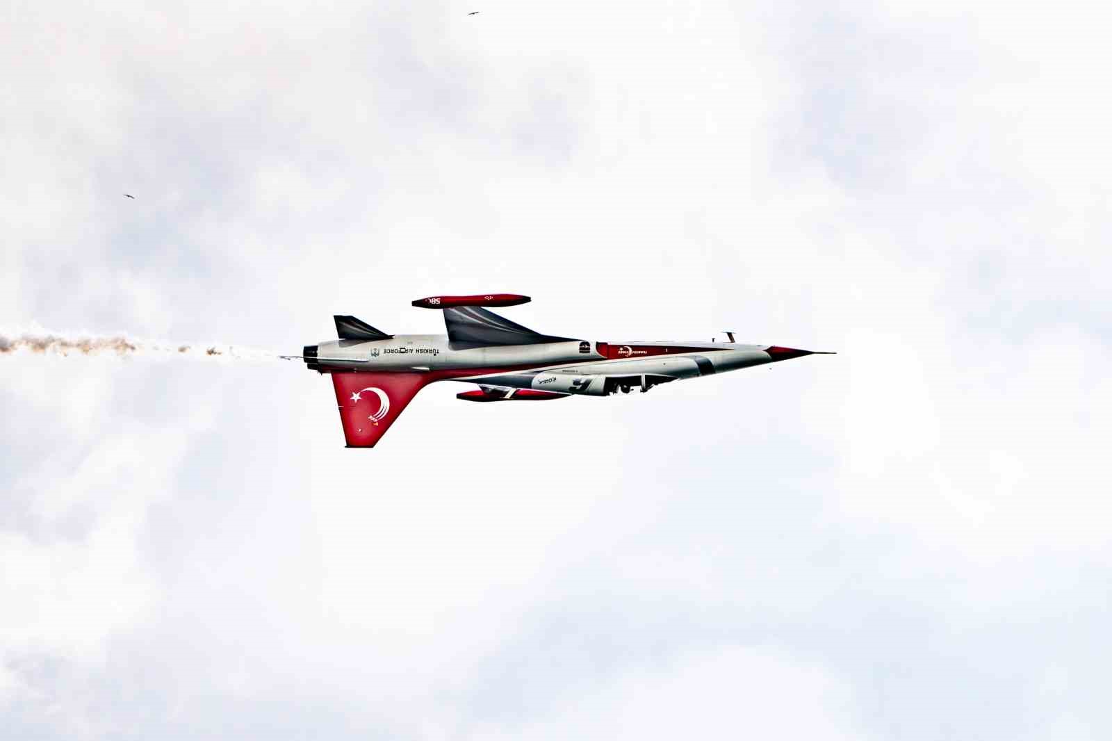 Türk Yıldızları gökyüzüne imzasını attı, izleyenler mest oldu