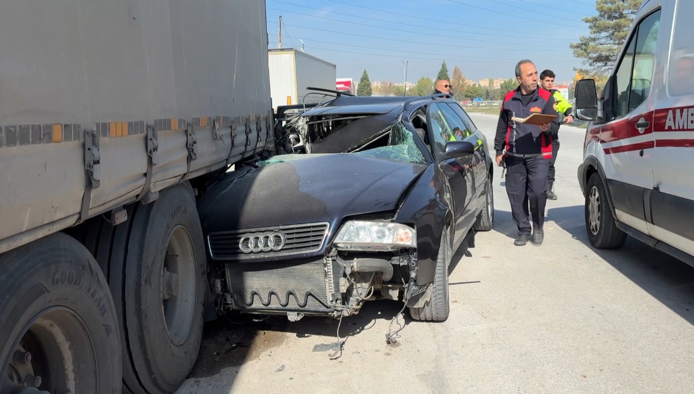 Kütahya’da otomobil tırın dorsesine saplandı: 1 yaralı