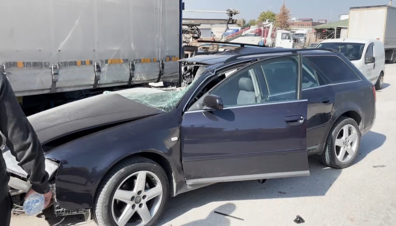Kütahya’da otomobil tırın dorsesine saplandı: 1 yaralı