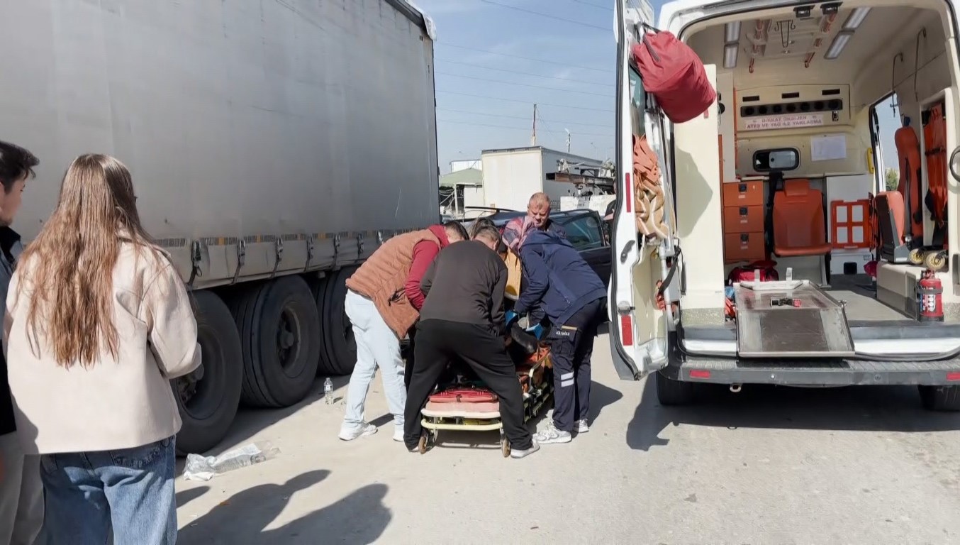 Kütahya’da otomobil tırın dorsesine saplandı: 1 yaralı