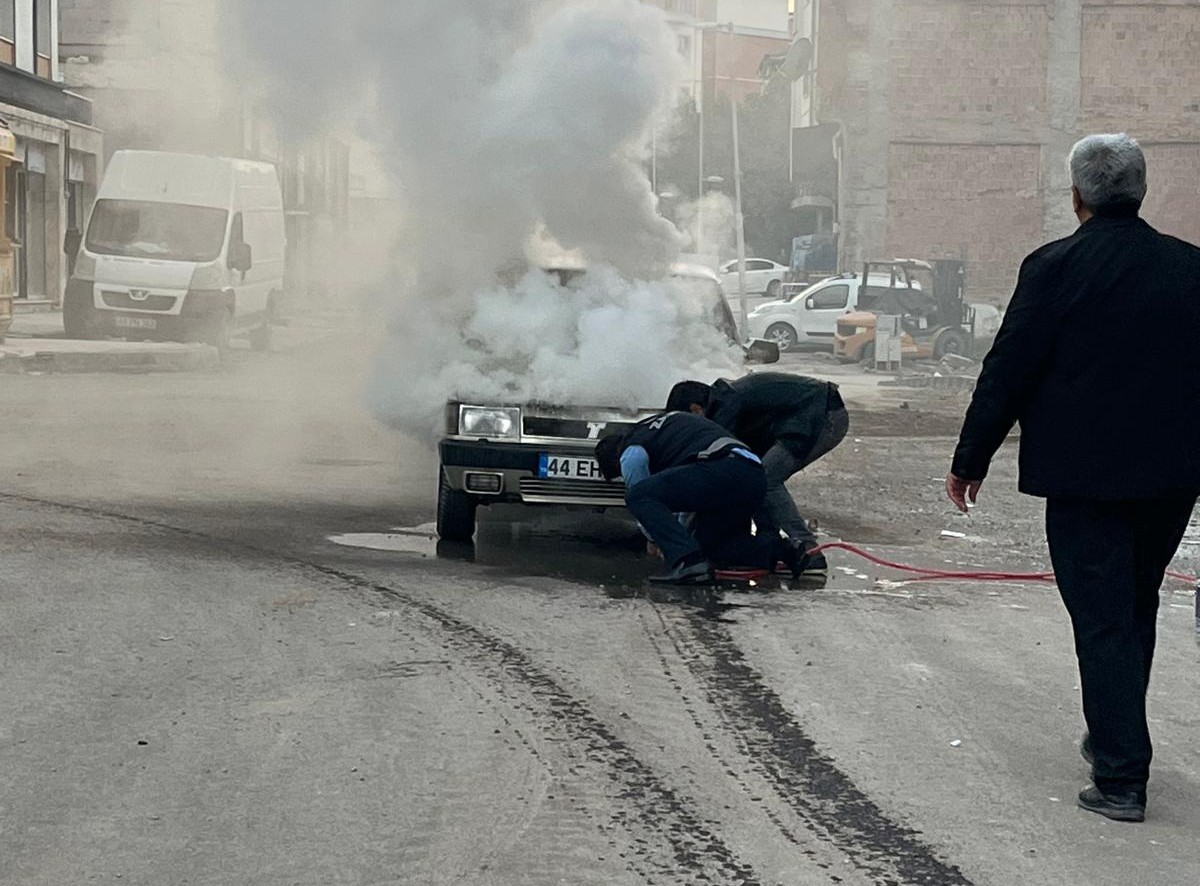 Battalgazi’de yangın çıkan araca zabıta ekipleri müdahale etti