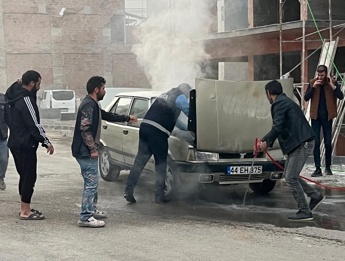 Battalgazi’de yangın çıkan araca zabıta ekipleri müdahale etti