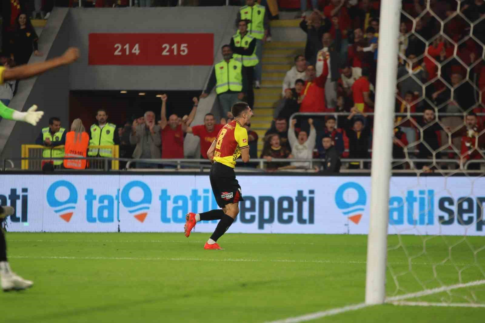 Trendyol Süper Lig: Göztepe: 2 - Çorum FK: 0 (İlk yarı)