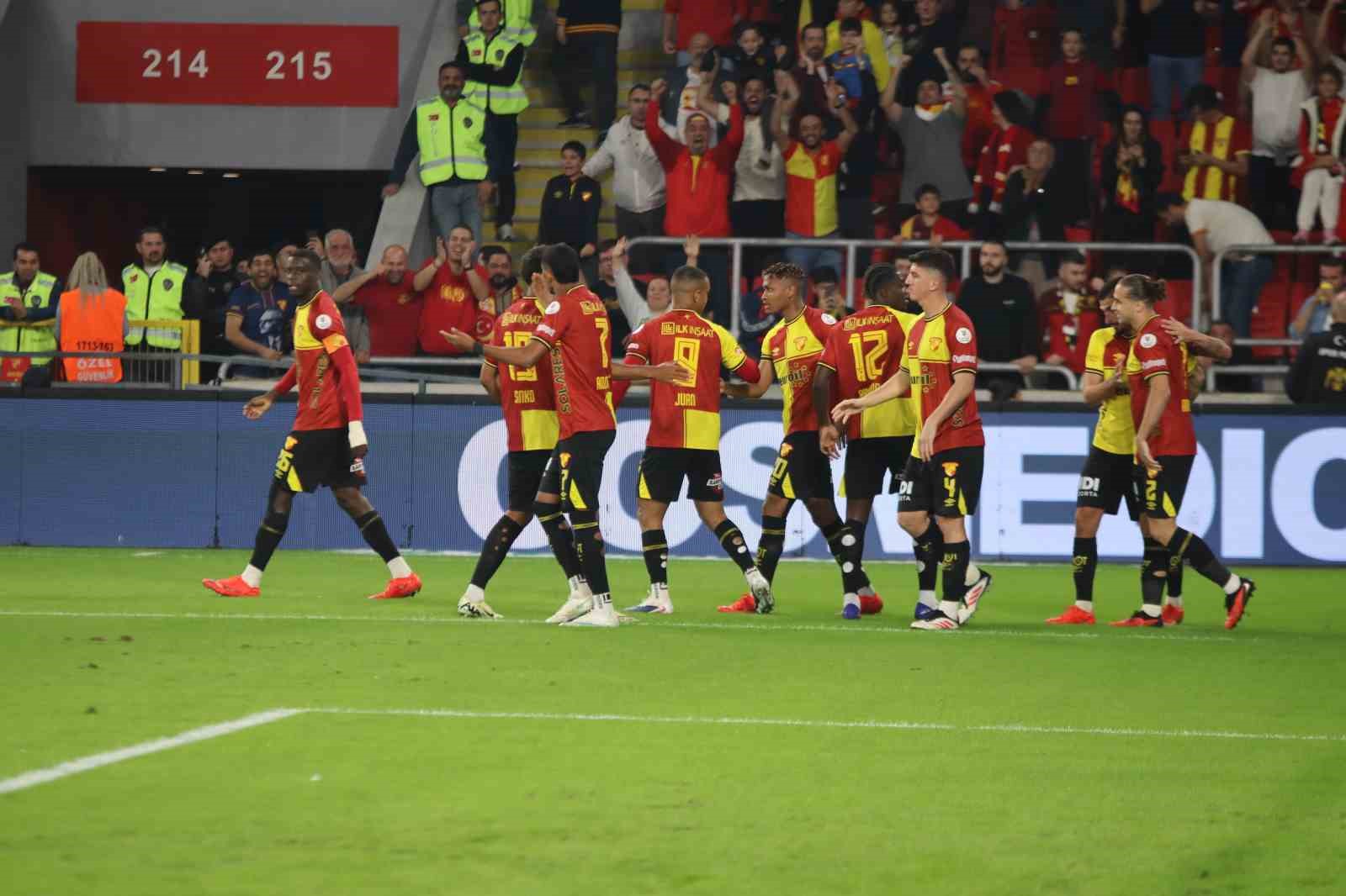 Trendyol Süper Lig: Göztepe: 2 - Çorum FK: 0 (İlk yarı)
