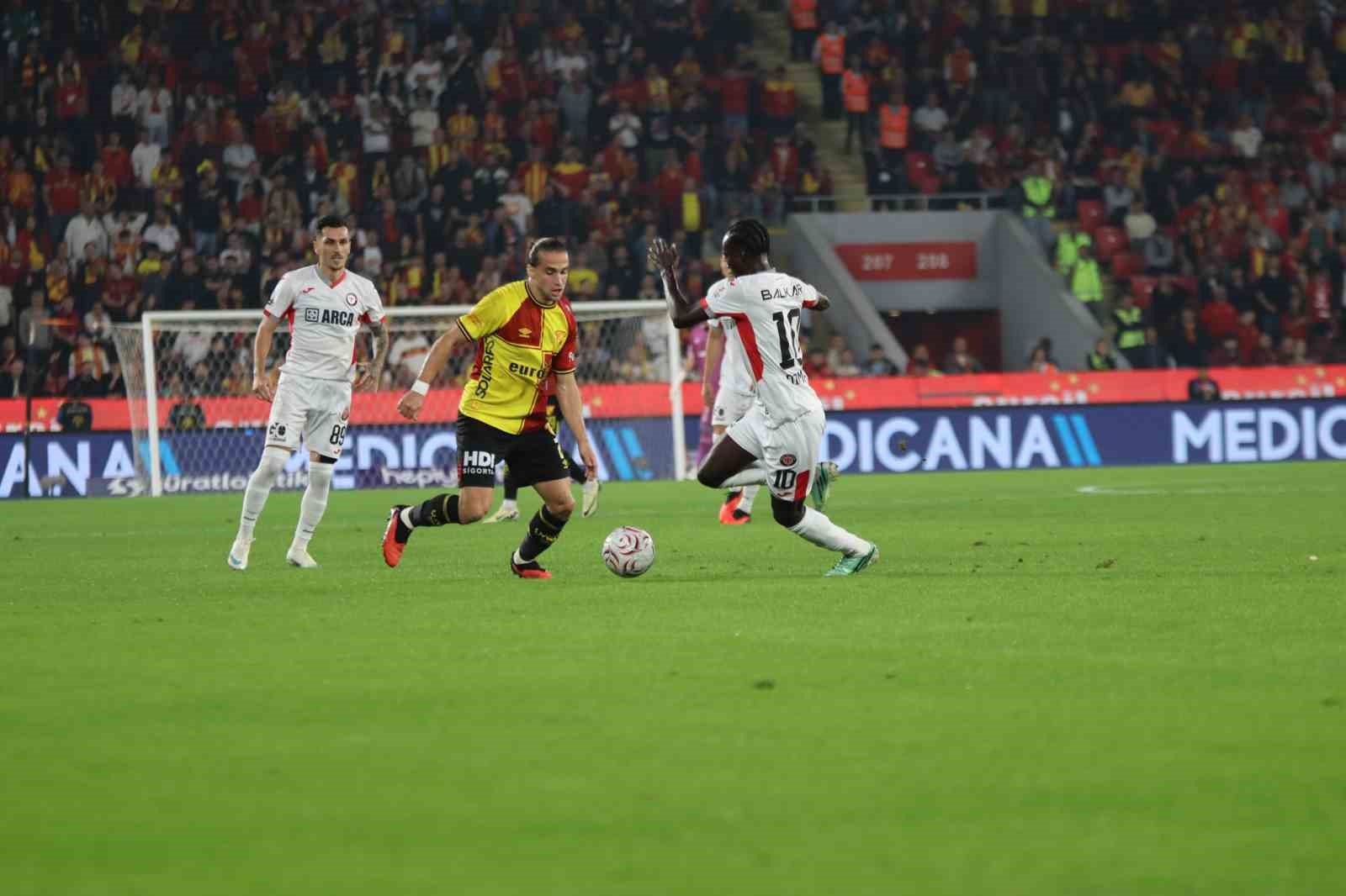 Trendyol Süper Lig: Göztepe: 2 - Çorum FK: 0 (İlk yarı)