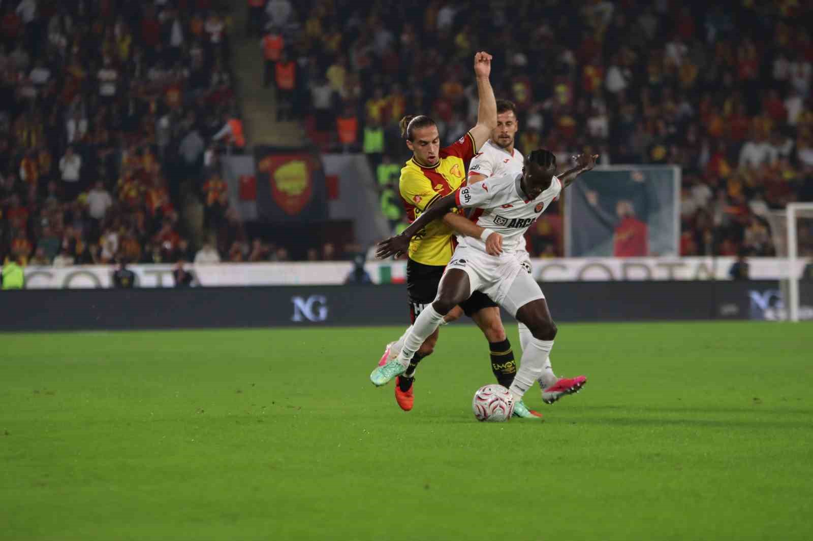 Trendyol Süper Lig: Göztepe: 2 - Çorum FK: 0 (İlk yarı)