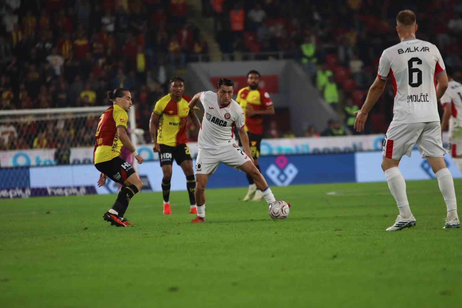 Trendyol Süper Lig: Göztepe: 2 - Çorum FK: 0 (İlk yarı)