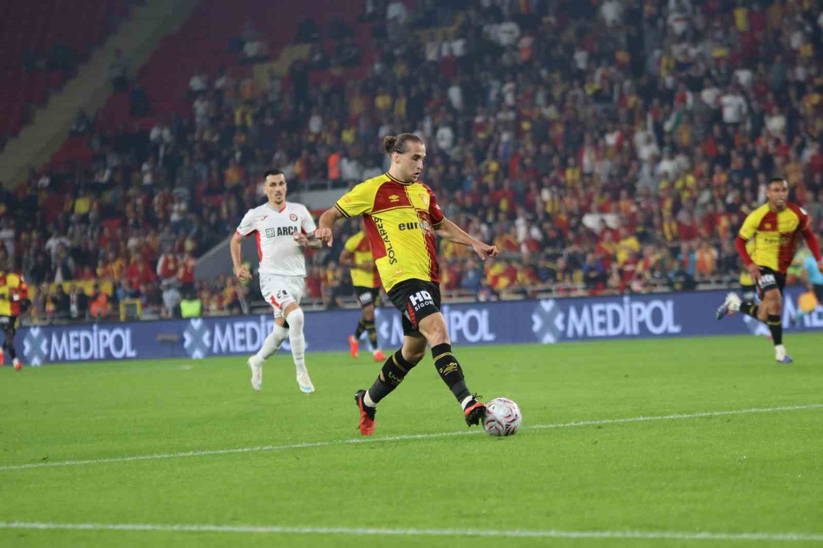 Trendyol Süper Lig: Göztepe: 2 - Çorum FK: 0 (İlk yarı)