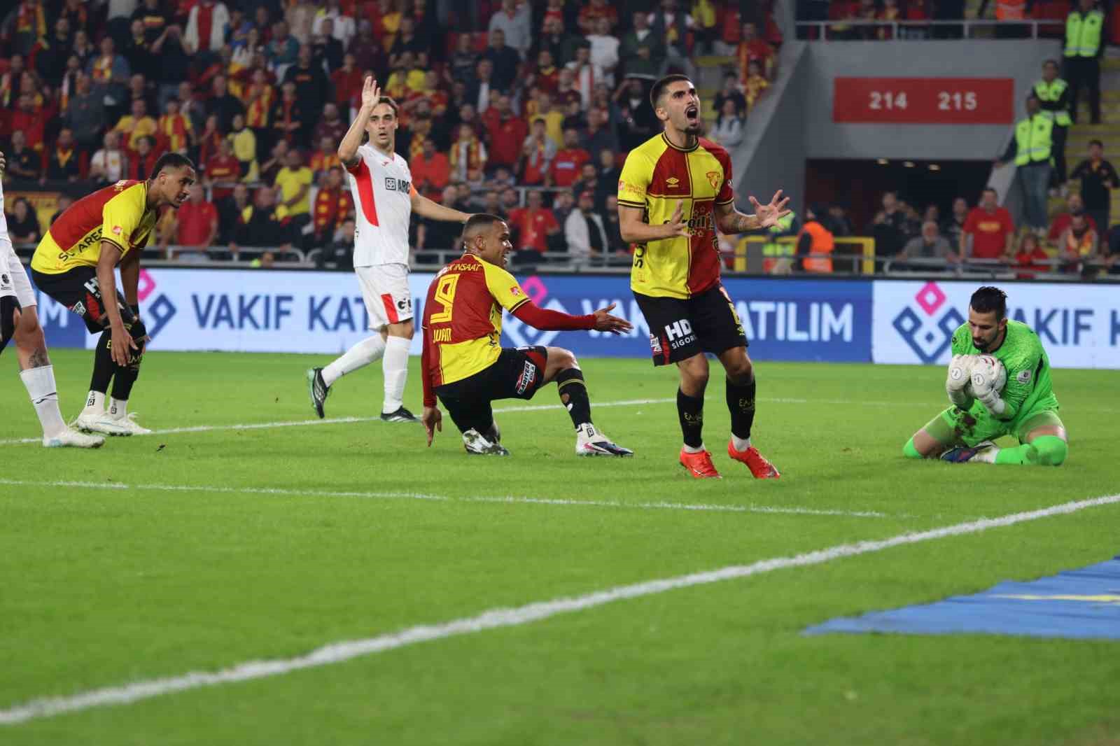 Trendyol Süper Lig: Göztepe: 2 - Çorum FK: 0 (İlk yarı)