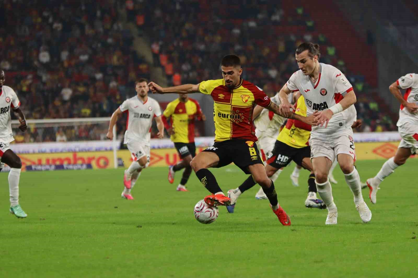 Trendyol Süper Lig: Göztepe: 2 - Çorum FK: 0 (İlk yarı)