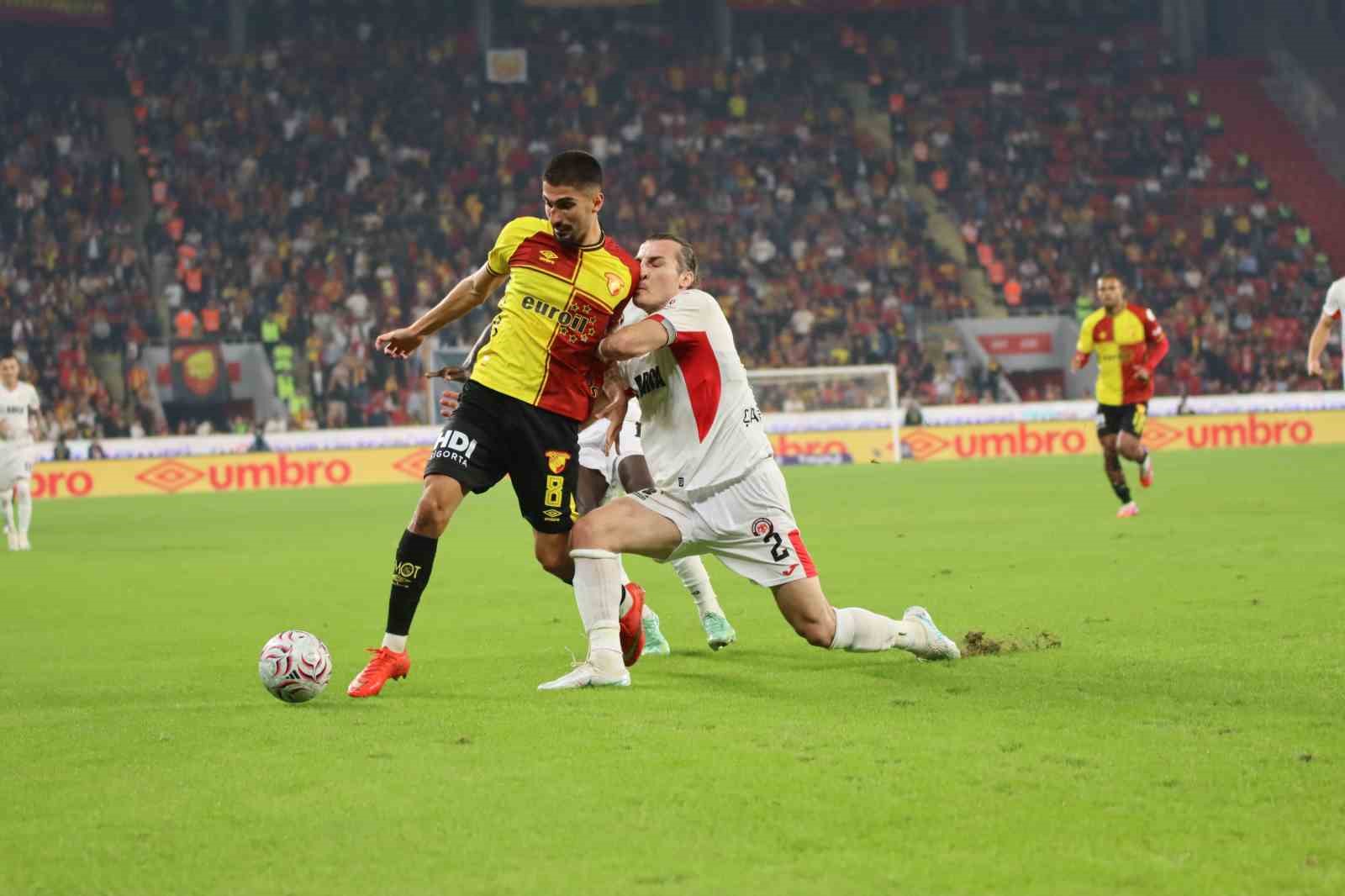 Trendyol Süper Lig: Göztepe: 2 - Çorum FK: 0 (İlk yarı)