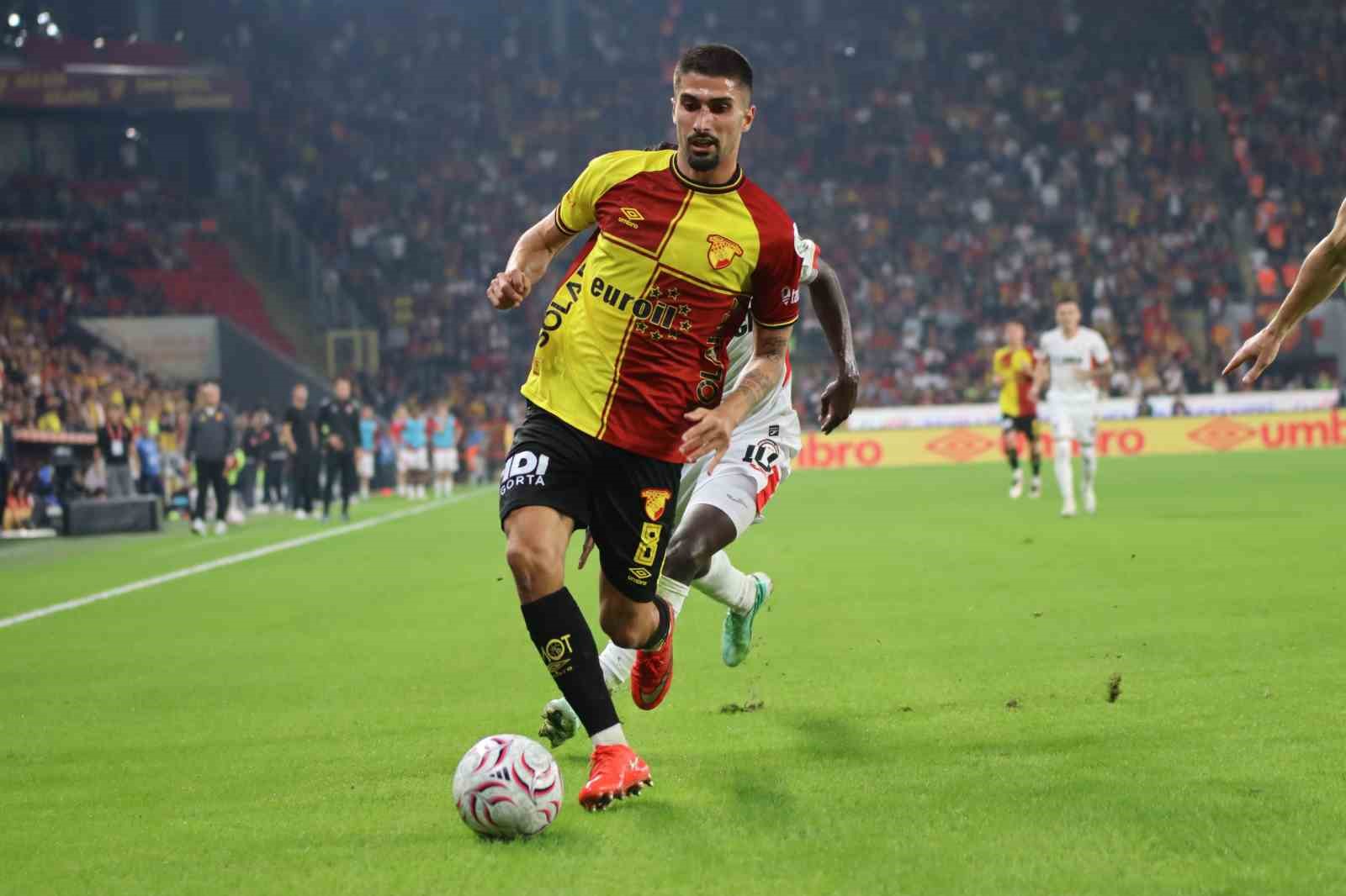 Trendyol Süper Lig: Göztepe: 2 - Çorum FK: 0 (İlk yarı)