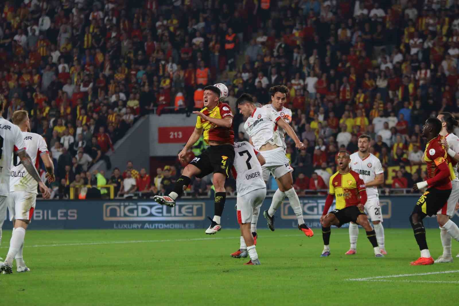 Trendyol Süper Lig: Göztepe: 2 - Çorum FK: 0 (İlk yarı)