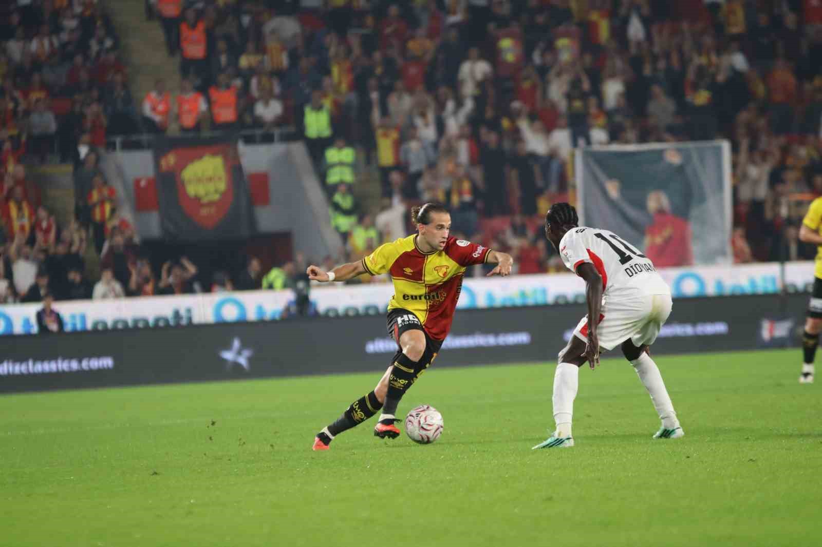 Trendyol Süper Lig: Göztepe: 2 - Çorum FK: 0 (İlk yarı)