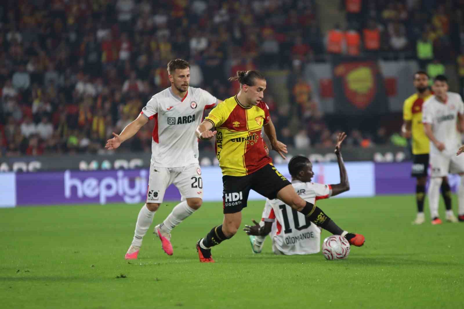 Trendyol Süper Lig: Göztepe: 2 - Çorum FK: 0 (İlk yarı)