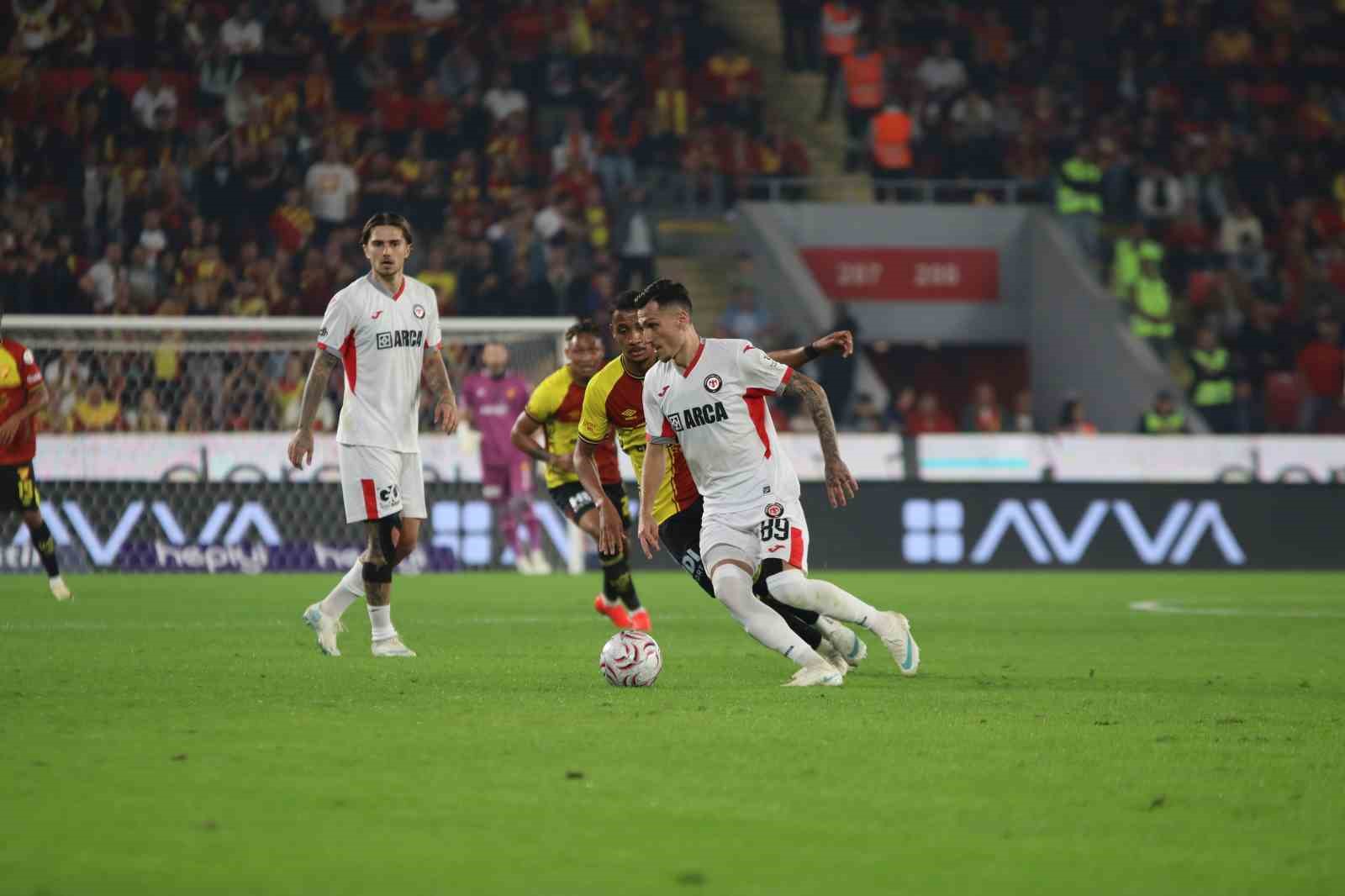 Trendyol Süper Lig: Göztepe: 2 - Çorum FK: 0 (İlk yarı)
