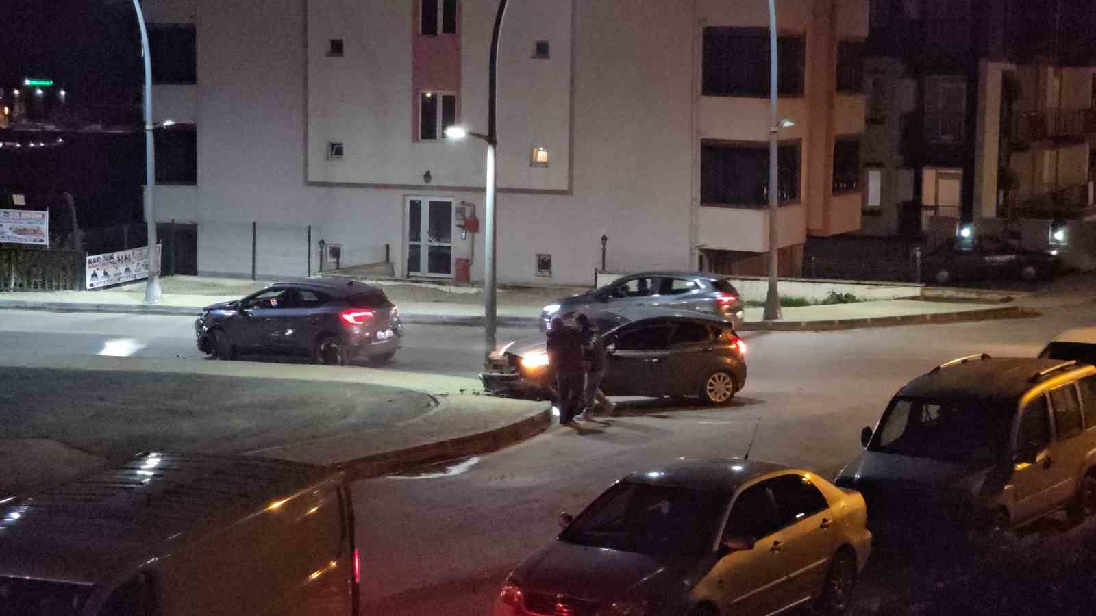 Karabük’te kavşakta iki otomobil çarpıştı: 2 yaralı
