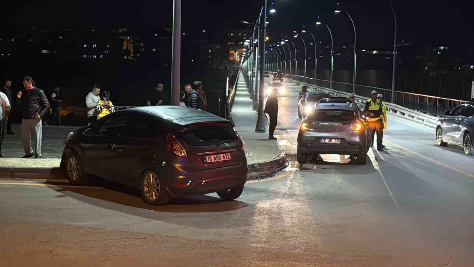 Karabük’te kavşakta iki otomobil çarpıştı: 2 yaralı