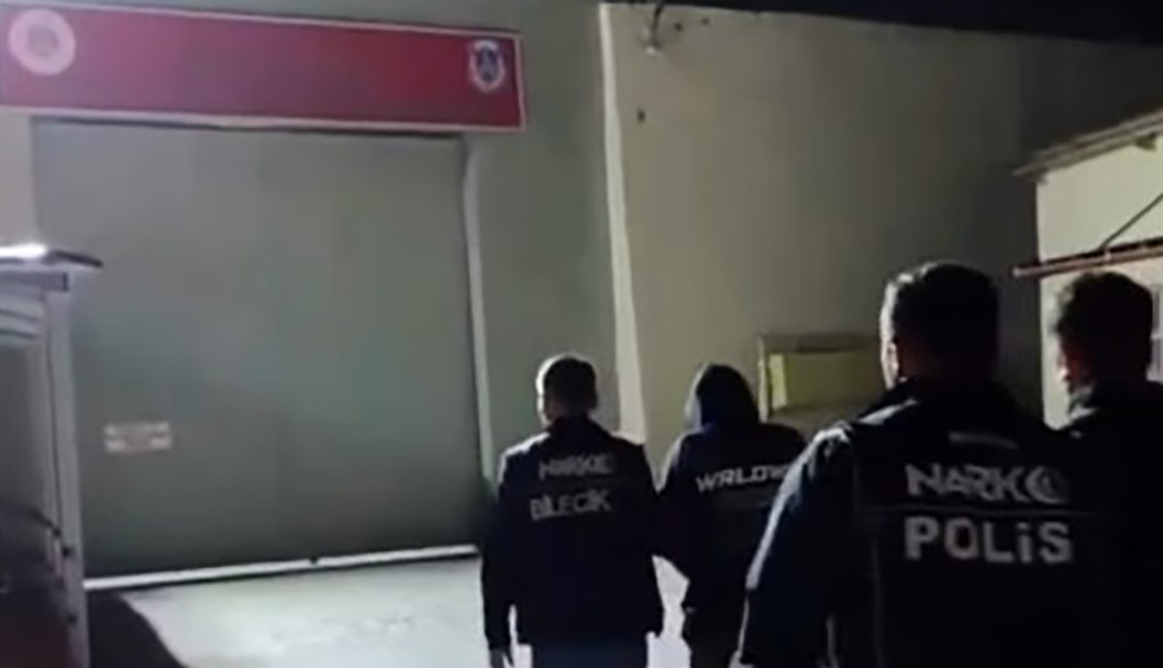 Otomobildeki valizden 8,5 kilo uyuşturucu çıktı