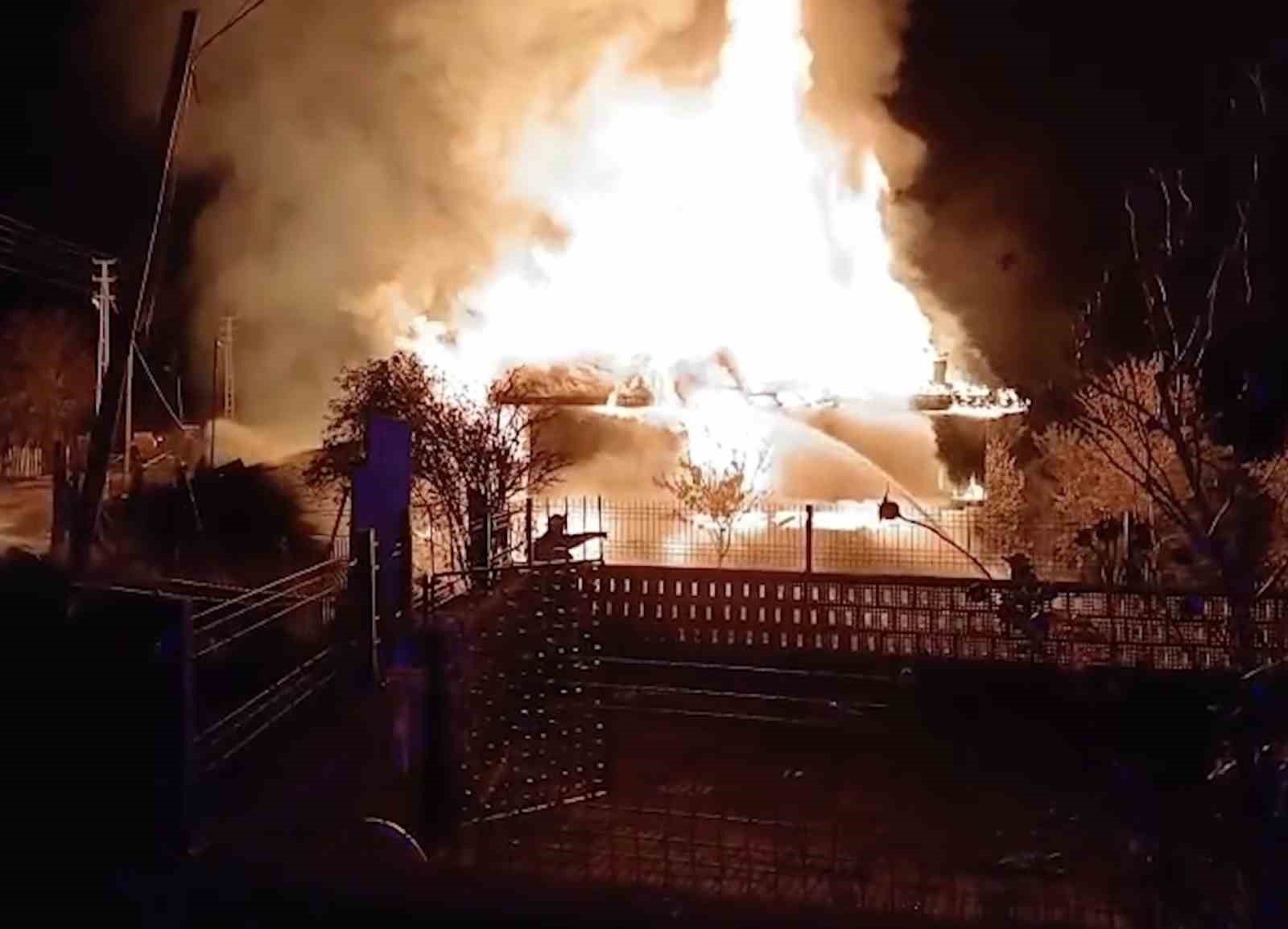 Kastamonu’da alevlere teslim olan iki katlı ev küle döndü
