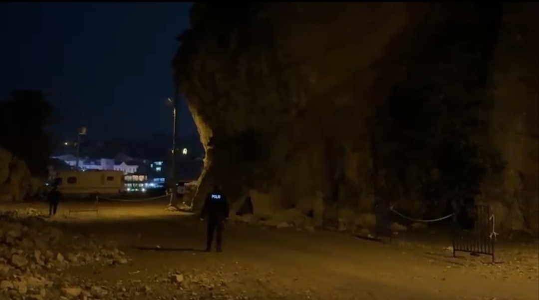 Amasra’da kaya parçaları karavanların bulunduğu alana düştü