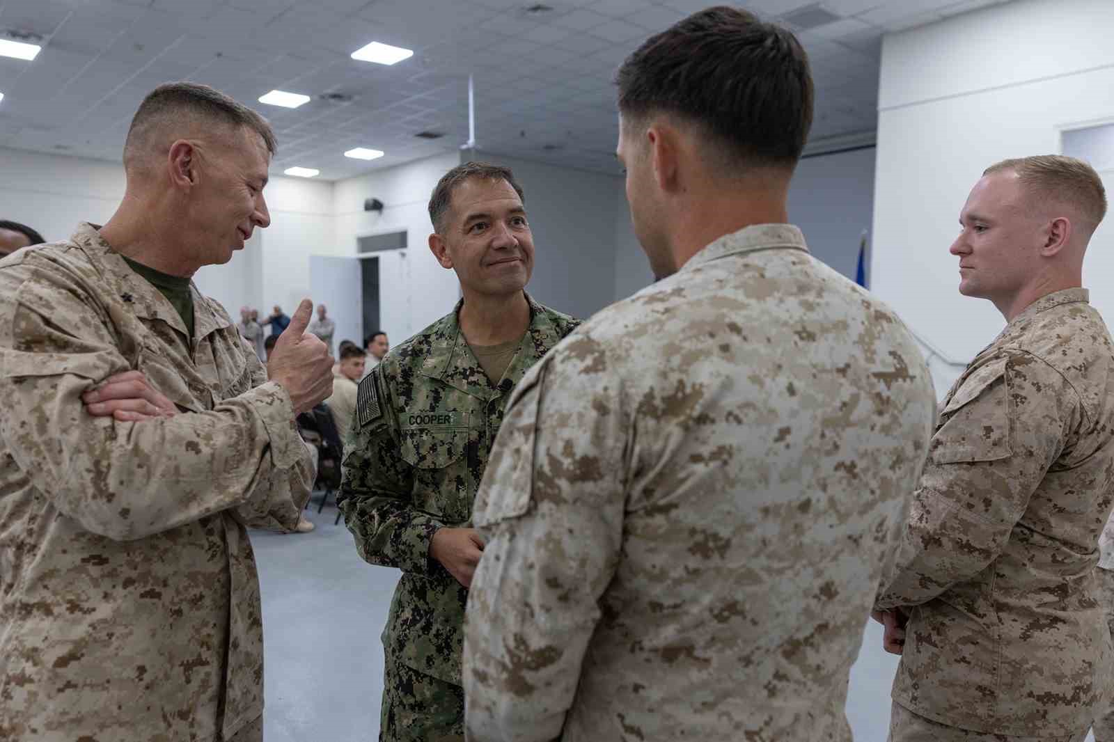 CENTCOM Komutanı Cooper, Hürmüz Boğazı üzerinden helikopterle uçuş gerçekleştirdi