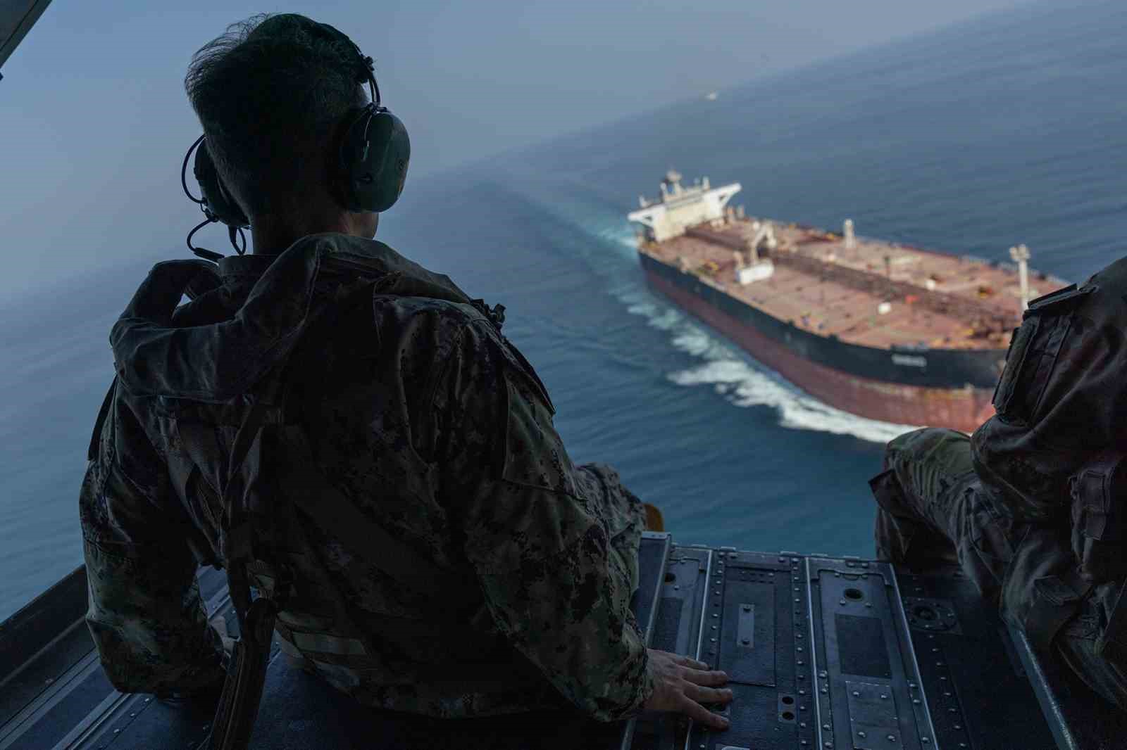 CENTCOM Komutanı Cooper, Hürmüz Boğazı üzerinden helikopterle uçuş gerçekleştirdi