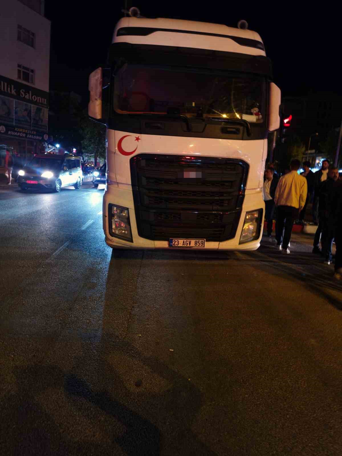 Kovancılar’da kamyonun çarptığı genç ağır yaralandı