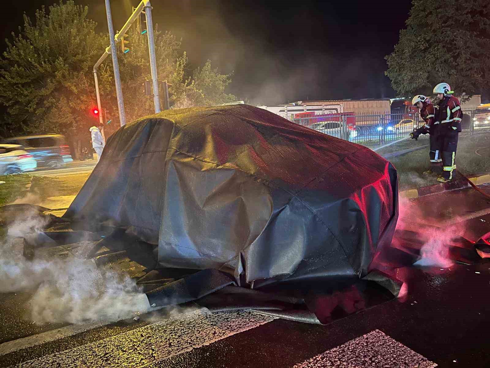 Tırla çarpışan otomobil küle döndü, alevler 3 saatte söndürüldü