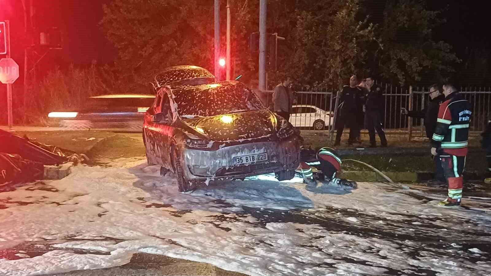 Tırla çarpışan otomobil küle döndü, alevler 3 saatte söndürüldü