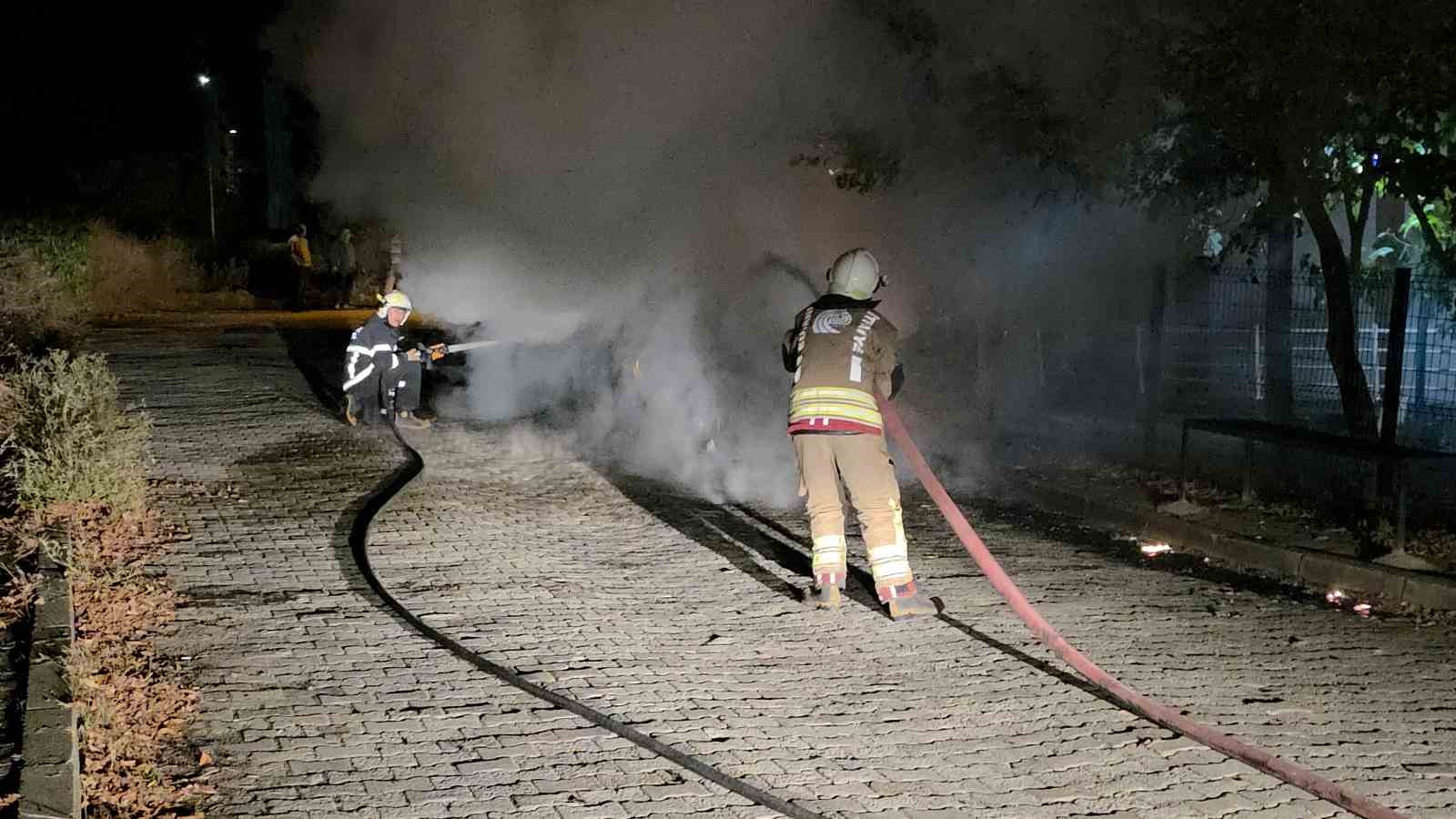 Edirne’de park halindeki otomobil alev alev yandı