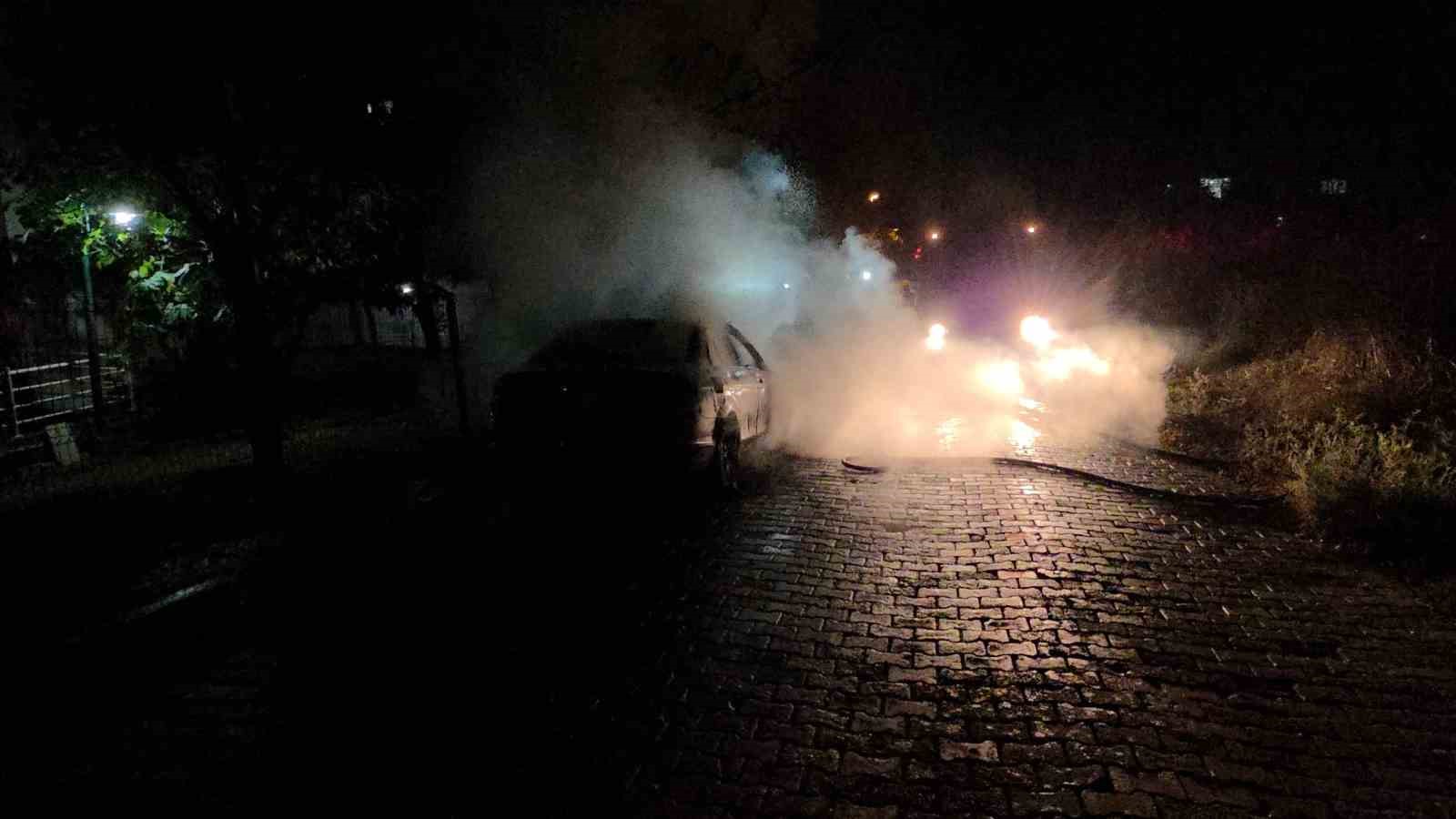 Edirne’de park halindeki otomobil alev alev yandı