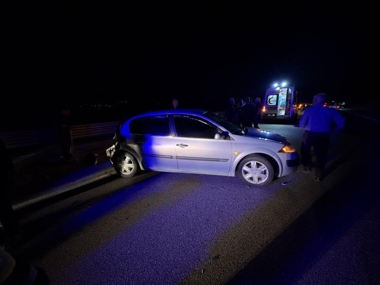 Kastamonu’da otomobil önce bariyerlere, sonra otobüse çarptı: 2 yaralı