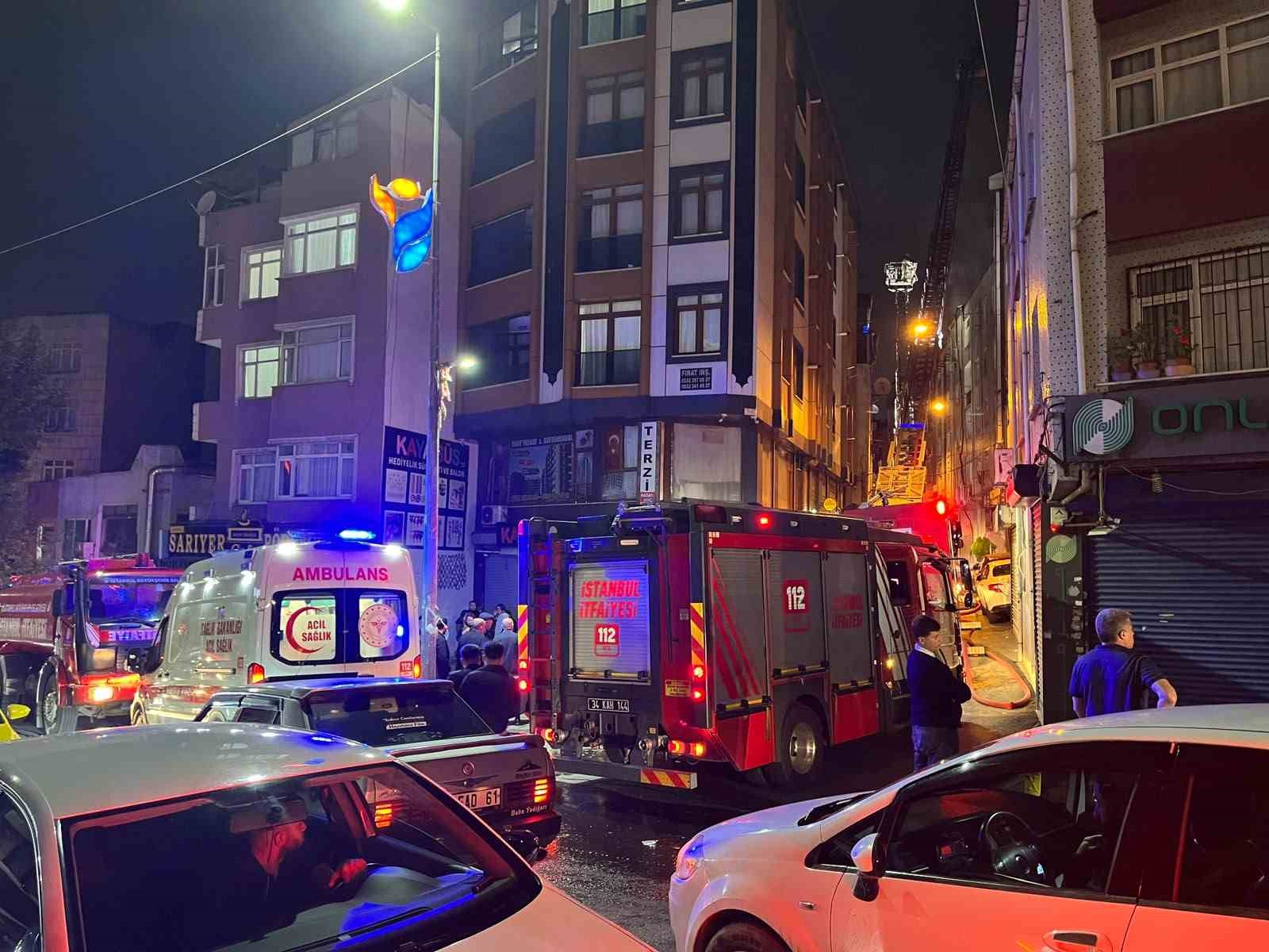 Esenler’de 5 katlı binanın çatısı alev alev yandı