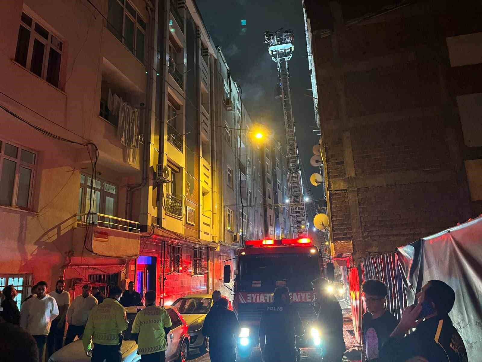 Esenler’de 5 katlı binanın çatısı alev alev yandı