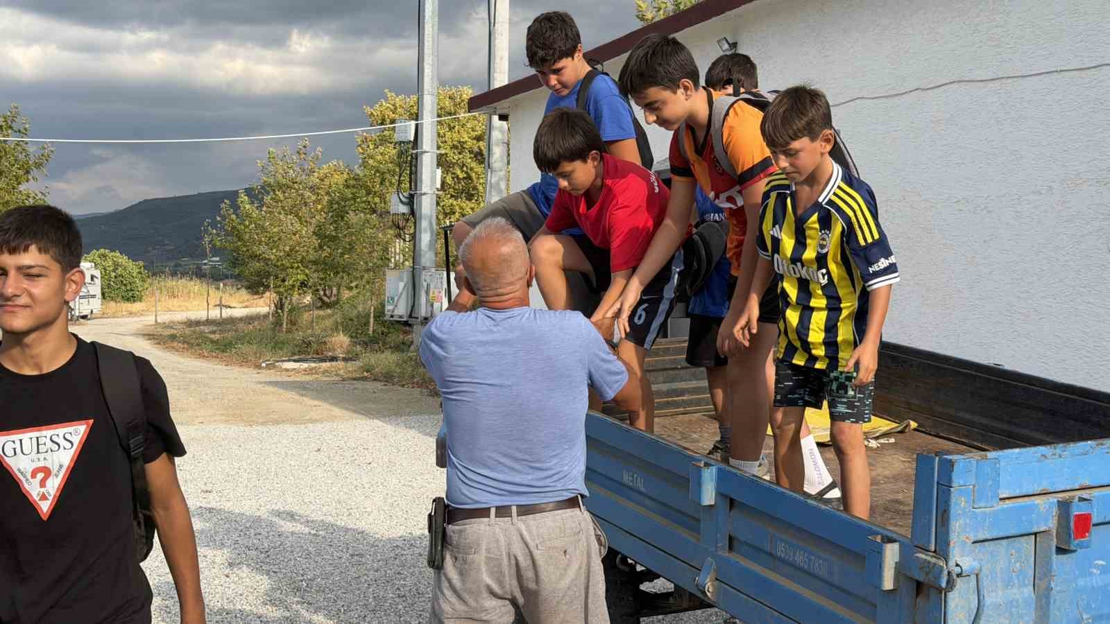 71 yaşında traktörüyle çocukları toplayıp antrenmana taşıyor..