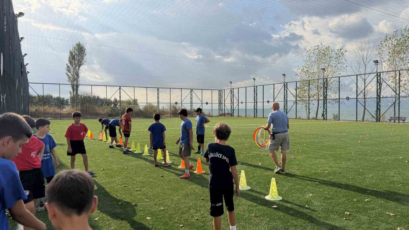 71 yaşında traktörüyle çocukları toplayıp antrenmana taşıyor..