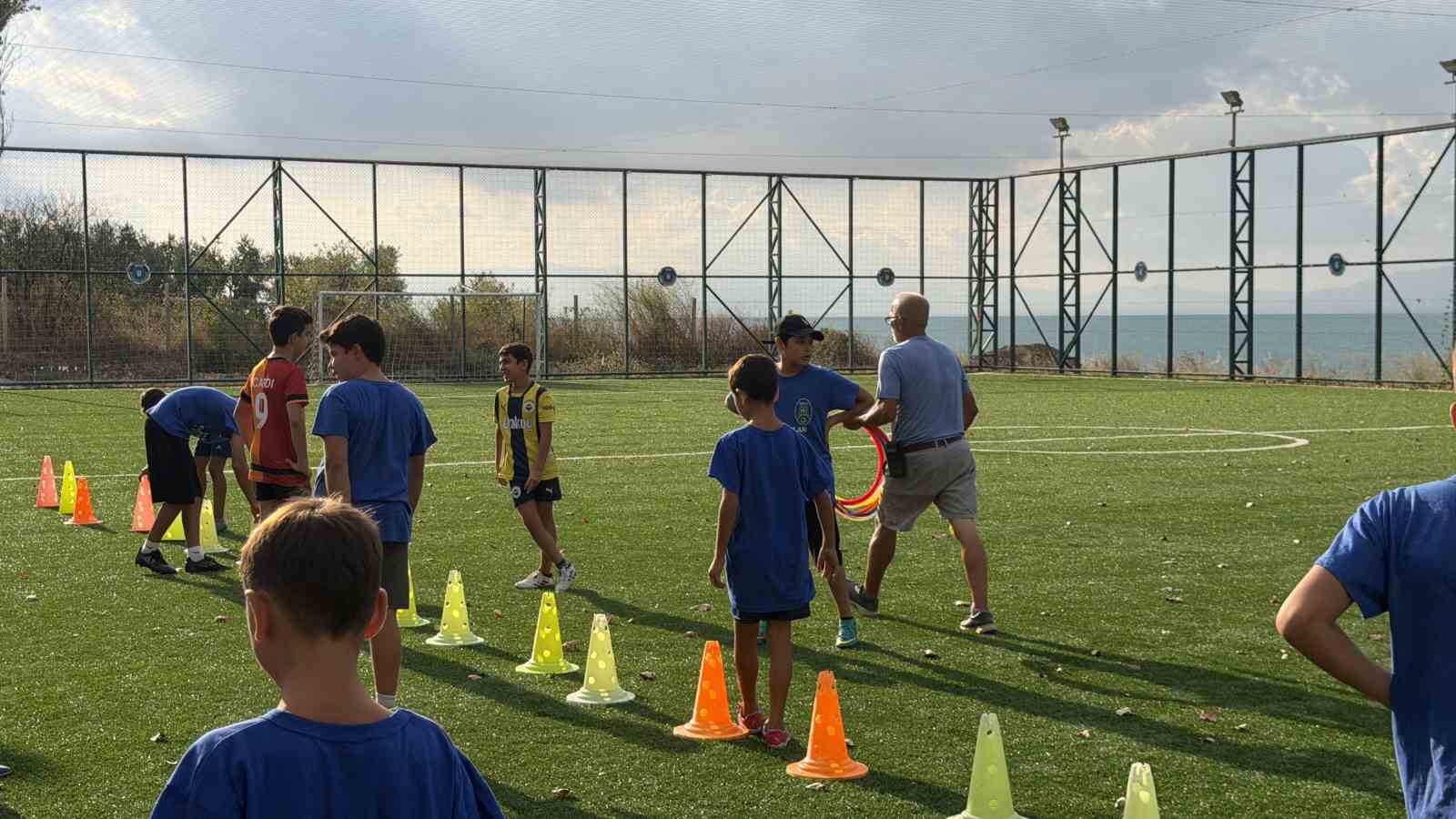 71 yaşında traktörüyle çocukları toplayıp antrenmana taşıyor..