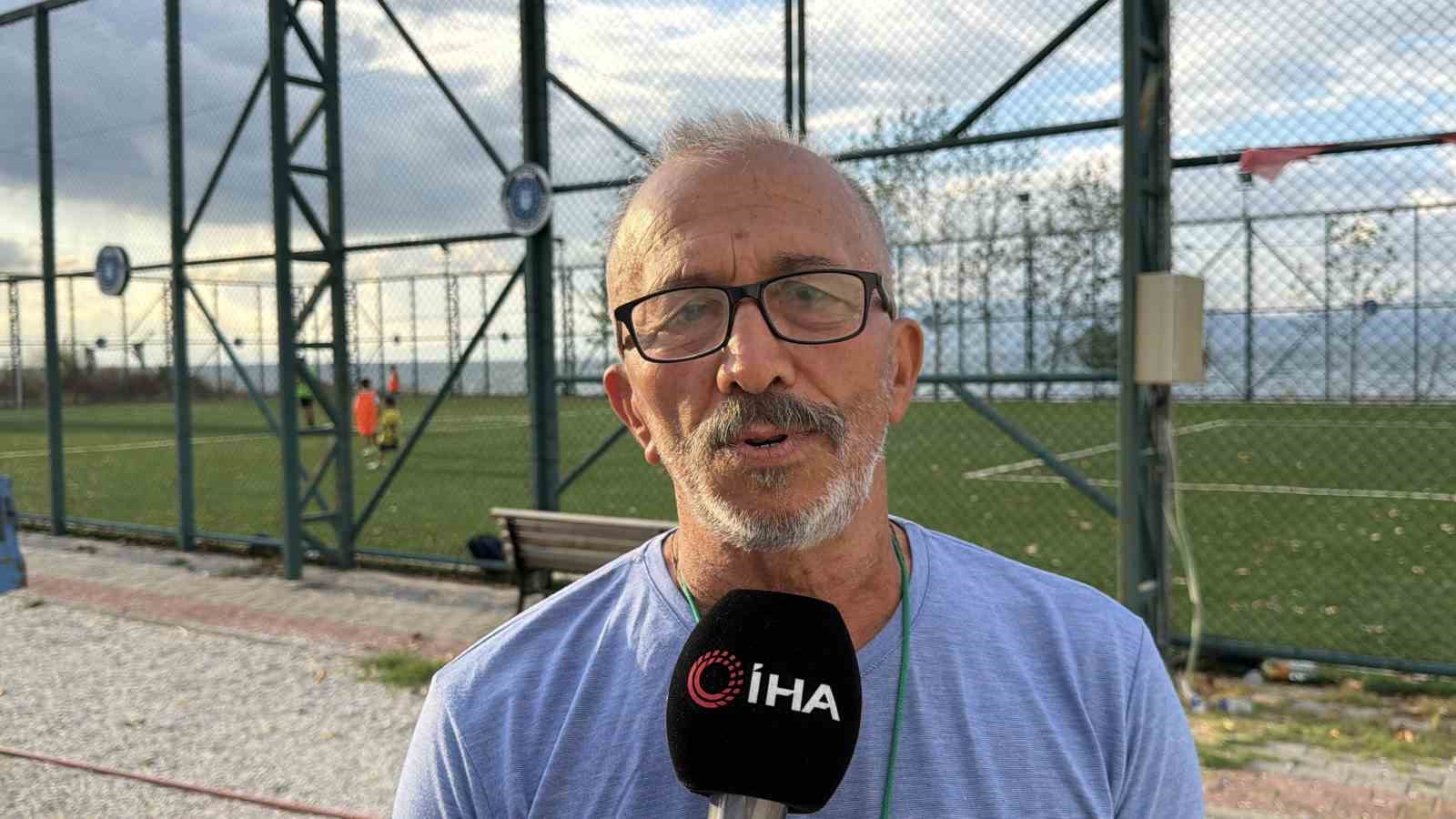 71 yaşında traktörüyle çocukları toplayıp antrenmana taşıyor..