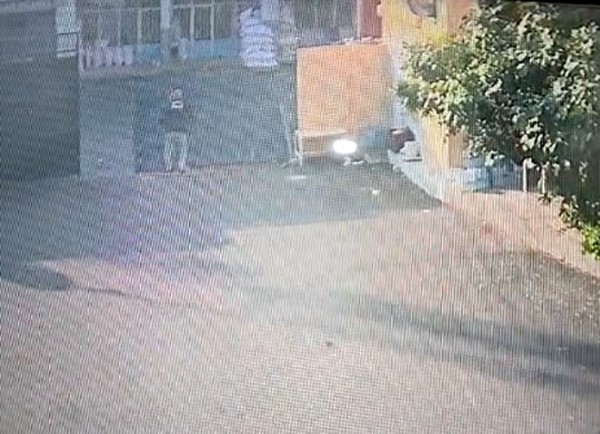 Halde üzerine demir kapı düşen bekçi yaralandı
