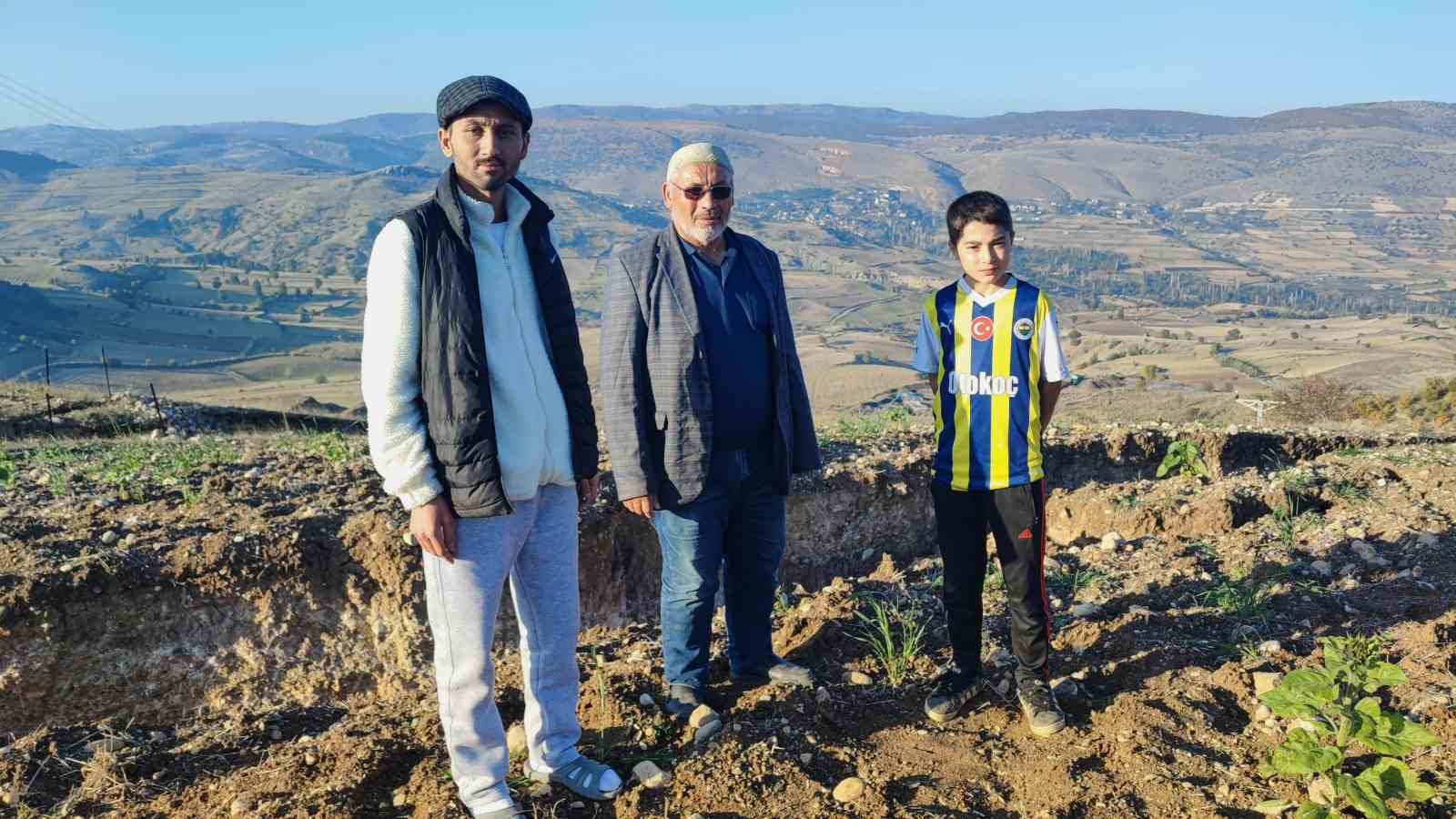 Yozgat’ta korkutan görüntü: Tarlada derin yarıklar ve çökmeler oluştu
