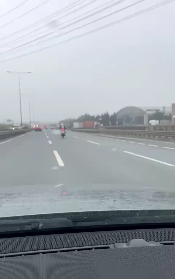 Motosikletlinin tehlikeli yolculuğu kameraya yansıdı