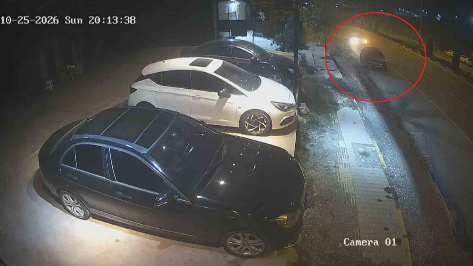 Seyir halindeki otomobil, park halindeki araca ok gibi saplandı