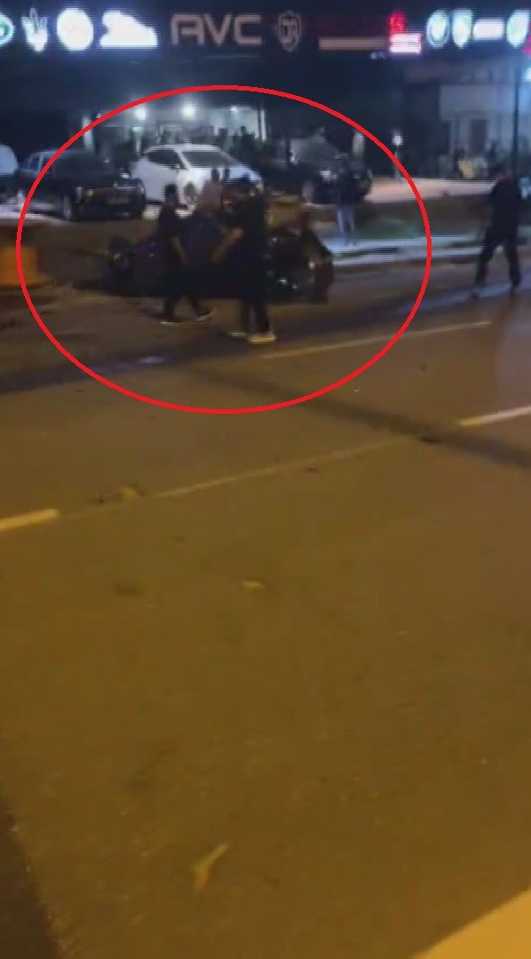 Seyir halindeki otomobil, park halindeki araca ok gibi saplandı